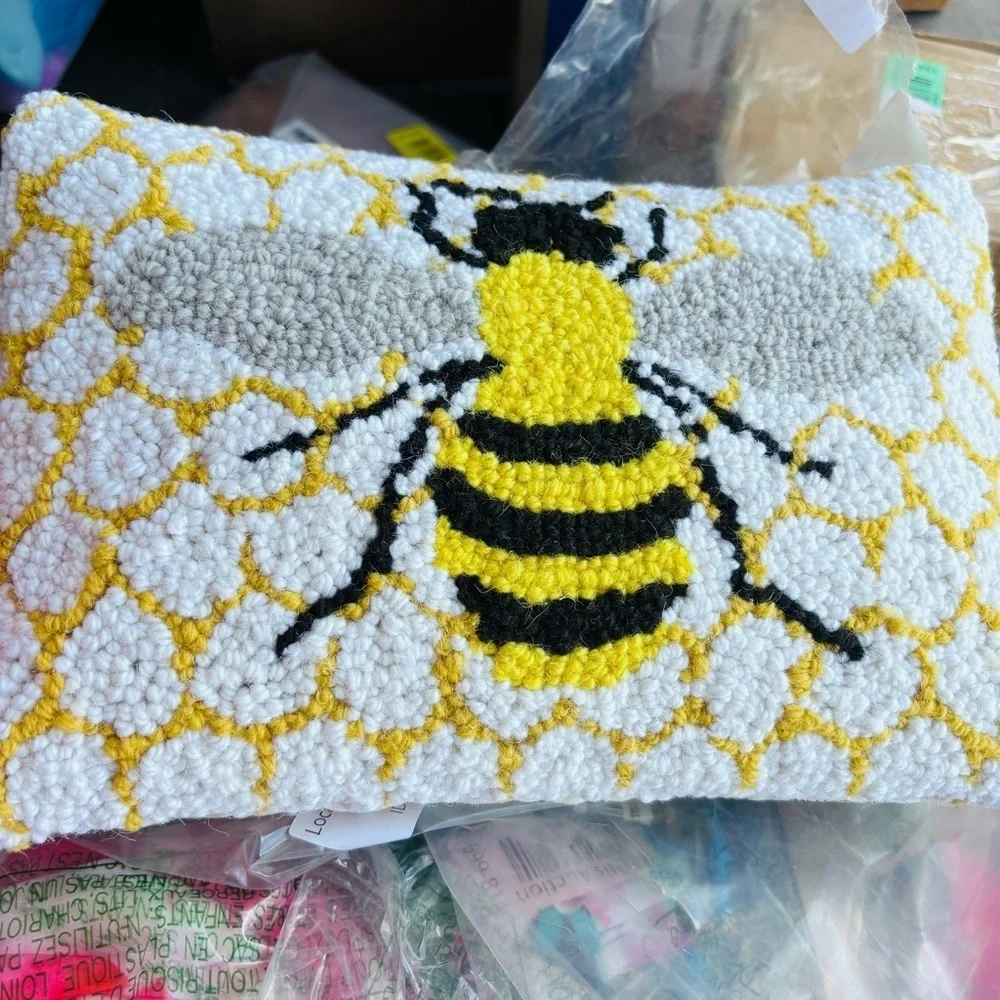 Peking Handicraft Bee, 8x12 Hook Pillow, 1 Count